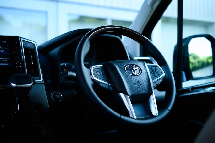 Детали интерьера Toyota GranAce Premium 2019 года  (фото 5 из 26)